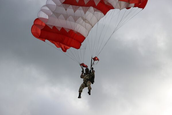 Paraquedista iraniano efetua desembarque de helicóptero durante o concurso Desantny Vzvod (Pilotão de Desembarque), em Pskov - Sputnik Brasil