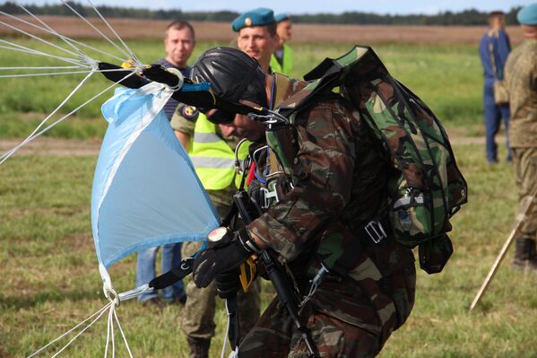 Paraquedista completa desembarque de helicóptero durante o concurso Desantny Vzvod (Pilotão de Desembarque), em Pskov - Sputnik Brasil