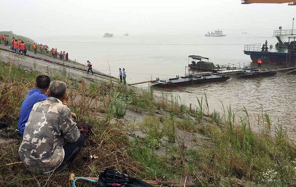 Moradores de povoados vizinhos observam o trabalho de resgatistas chineses. - Sputnik Brasil