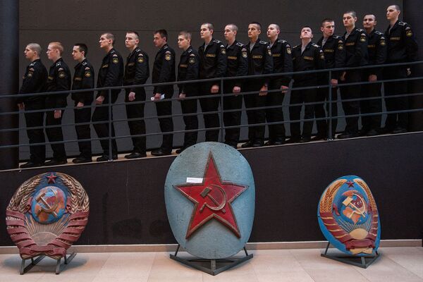 Alexey Loshchilov (Rússia) “Visita ao museu” (Vizit to the museum) - Sputnik Brasil