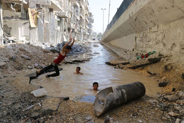 Hosam Katan da Síria - Piscina na Rua (Pool in street) - Sputnik Brasil