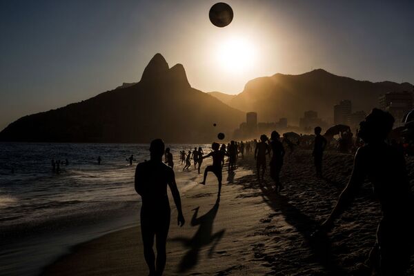 Daniel Rodrigues (Portugal) – Pessoas jogam futebol ao pôr do sol na praia de Ipanema, Rio de Janeiro (People playing soccer ball on Ipanema beach at sunset, Rio de Janeiro) - Sputnik Brasil