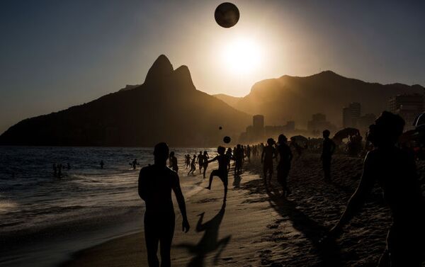 Daniel Rodrigues (Portugal) – Pessoas jogam futebol durante pôr do sol na praia de Ipanema, Rio de Janeiro (People playing soccer ball on Ipanema beach at sunset, Rio de Janeiro) - Sputnik Brasil