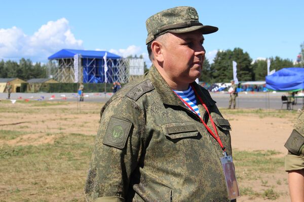 Árbitro principal do concurso Desantny Vzvod (Pilotão de Desembarque), o tenente-general Andrei Vyaznikov, fala com jornalistas em Pskov  - Sputnik Brasil