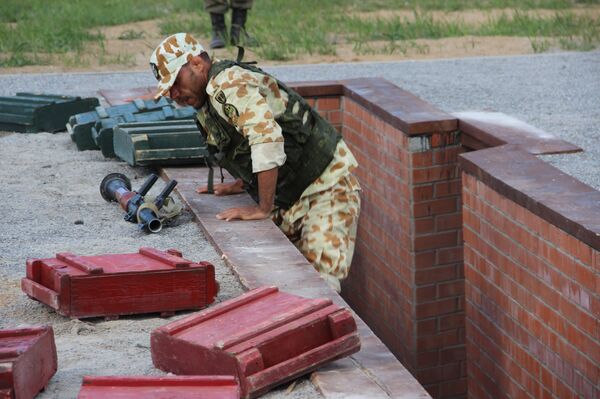 Militar iraniano passa por corrida de obstáculos durante o concurso Desantny Vzvod (Pilotão de Desembarque), em Pskov - Sputnik Brasil