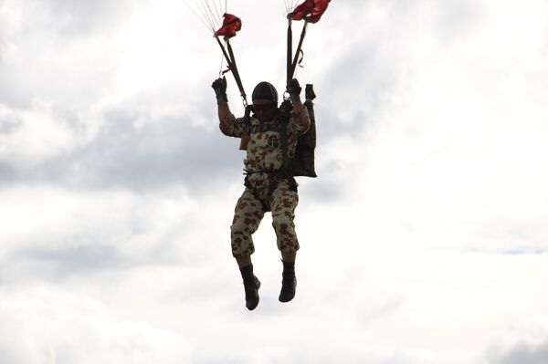 Paraquedista iraniano efetua desembarque de helicóptero durante o concurso Desantny Vzvod (Pilotão de Desembarque), em Pskov - Sputnik Brasil