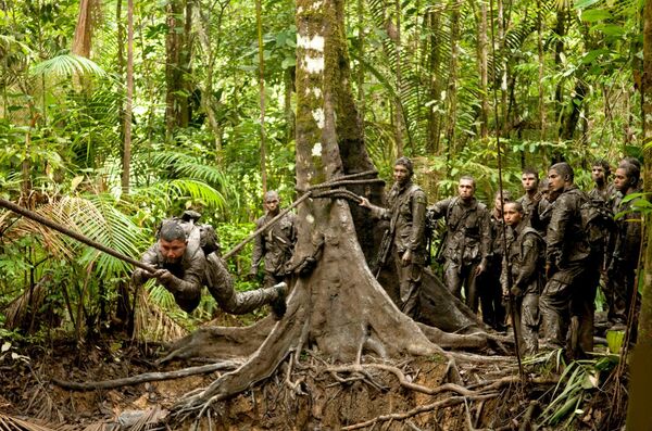 Arilson demonstra aos colegas como usar a corda para ultrapassar obstáculos - Sputnik Brasil