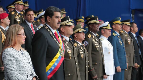 O presidente da Venezuela, Nicolás Maduro, e sua esposa, Cilia Flores, durante uma parada militar em Caracas em 4 de agosto de 2018 - Sputnik Brasil