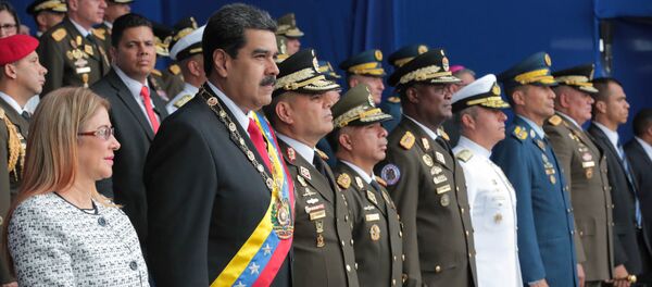 O presidente da Venezuela, Nicolás Maduro, e sua esposa, Cilia Flores, durante uma parada militar em Caracas em 4 de agosto de 2018 - Sputnik Brasil