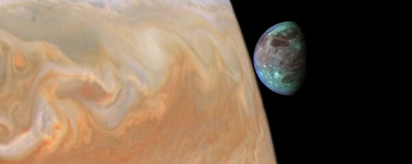 Júpiter e seu maior satélite natural Ganimedes - Sputnik Brasil