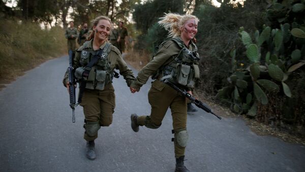 Soldadas israelenses da Brigada de Busca e Resgate participam de uma sessão de treinamento na floresta de Ben Shemen, perto da cidade israelense de Modi'in, 23 de maio de 2016 - Sputnik Brasil