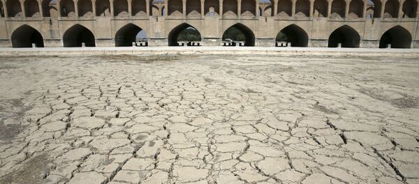 Antes do início da seca extrema, aqui corria o rio Zayandeh Roud, o mais torrencial do Irã Central - Sputnik Brasil