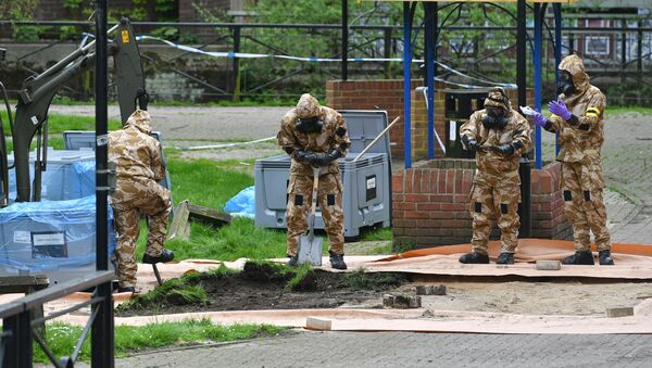 Especialistas militares britânicos operam em área próxima da qual Sergei e Yulia Skripal foram encontrados inconscientes, em Salisbury, Inglaterra - Sputnik Brasil