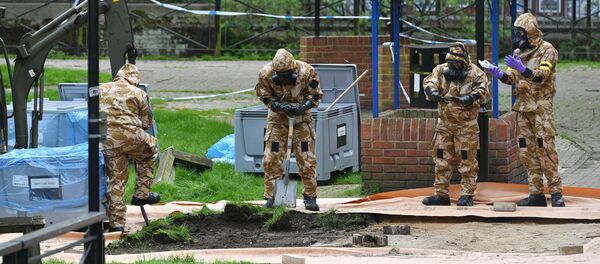 Especialistas militares britânicos operam em área próxima da qual Sergei e Yulia Skripal foram encontrados inconscientes, em Salisbury, Inglaterra Especialistas militares britânicos operam em área próxima da qual Sergei e Yulia Skripal foram encontrados inconscientes, em Salisbury, Inglaterra - Sputnik Brasil
