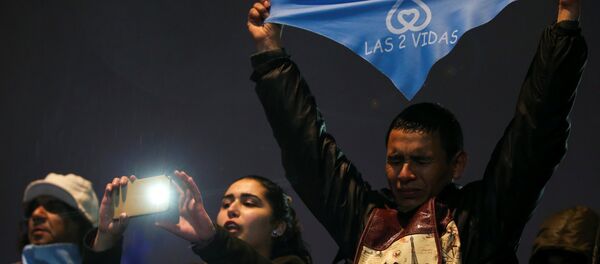 Ativistas contra o aborto se reúnem à espera do resultado da votação em um projeto de lei que legaliza o aborto, em Buenos Aires, Argentina, 8 de agosto de 2018. Ativistas contra o aborto se reúnem à espera do resultado da votação em um projeto de lei que legaliza o aborto, em Buenos Aires, Argentina, 8 de agosto de 2018. - Sputnik Brasil