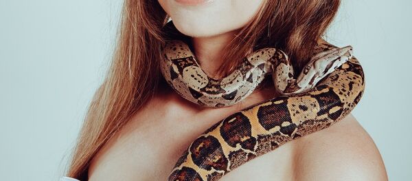 Mulher com cobra no pescoço - Sputnik Brasil