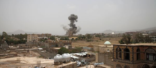 Fumaça depois de um ataque aéreo em Sanaa, Iêmen, 9 de agosto de 2018 - Sputnik Brasil