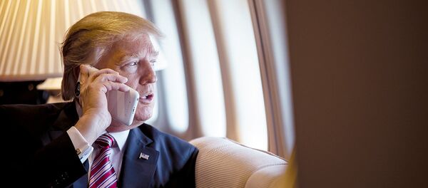 Presidente dos EUA, Donald Trump, fala ao telefone a bordo do avião presidencial (foto de arquivo) - Sputnik Brasil