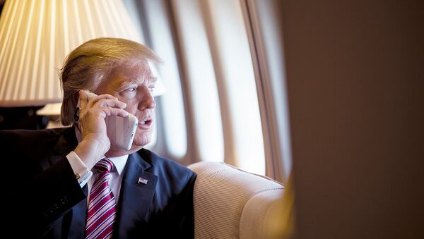 Presidente dos EUA, Donald Trump, fala ao telefone a bordo do avião presidencial (foto de arquivo) - Sputnik Brasil