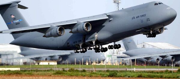US Air Force C-5 Galaxy takes off from the air base of Moron de la Frontera in Sevilla 06 March 2003. - Sputnik Brasil