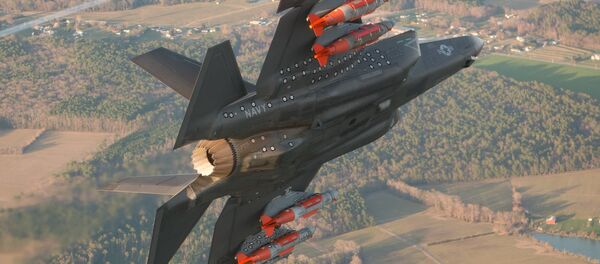 F-35 com armamento nas asas F-35 com armamento nas asas - Sputnik Brasil