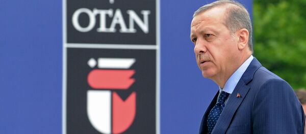 O presidente turco, Recep Tayyip Erdogan, chega ao segundo dia do encontro da OTAN em Varsóvia, Polônia. - Sputnik Brasil
