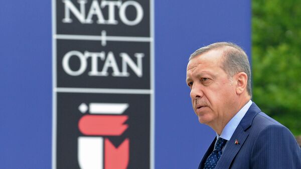 O presidente turco, Recep Tayyip Erdogan, chega ao segundo dia do encontro da OTAN em Varsóvia, Polônia. - Sputnik Brasil
