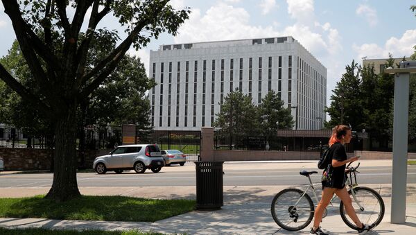 Mulher com bicicleta frente à embaixada russa em Washington, EUA, 6 de agosto de 2018 - Sputnik Brasil