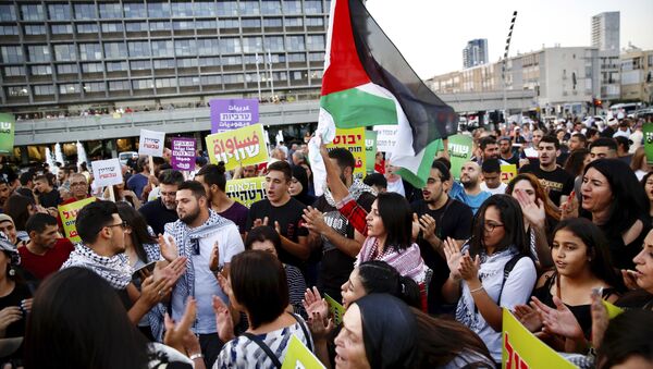 Árabes israelenses carregam bandeira da Palestina durante protesto contra a Lei do Estado Judeu, em Tel-Aviv (foto de arquivo) - Sputnik Brasil