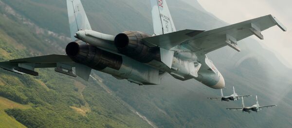 Caças Su-27 durante voos de demonstração (imagem referencial) - Sputnik Brasil