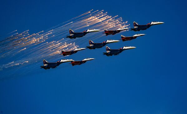 Caça Su-30SM do grupo de acrobacia aérea Russkie Vityazi e um MiG-29 do grupo Strizhi durante o desfile do Dia da Vitória - Sputnik Brasil