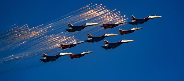 Caça Su-30SM do grupo de acrobacia aérea Russkie Vityazi e um MiG-29 do grupo Strizhi durante o desfile do Dia da Vitória - Sputnik Brasil