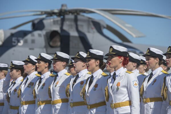 Formatura solene das militares durante as celebrações do 75º aniversário do surgimento do 6º exército da Força Aérea e da Defesa Antiaérea da Rússia - Sputnik Brasil