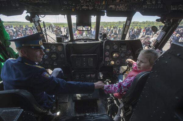 Dentro da cabine de um helicóptero durante as celebrações comemorativas do 75º aniversário do surgimento do 6º exército da Força Aérea e de Defesa Antiaérea da Rússia - Sputnik Brasil