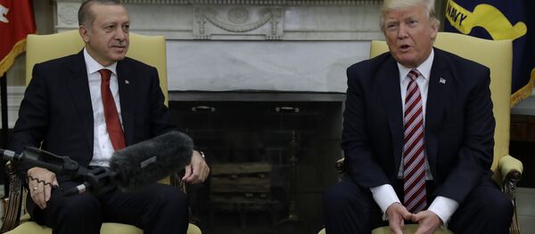 President Donald Trump meets with Turkish President Recep Tayyip Erdogan in the Oval Office of the White House in Washington President Donald Trump meets with Turkish President Recep Tayyip Erdogan in the Oval Office of the White House in Washington - Sputnik Brasil
