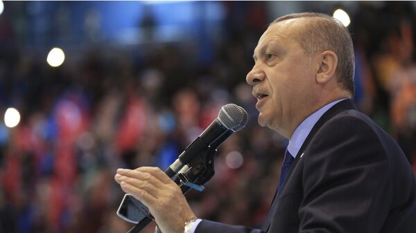 Presidente turco, Recep Tayyip Erdogan, fala aos membros do seu partido, em 24 de março de 2018 - Sputnik Brasil