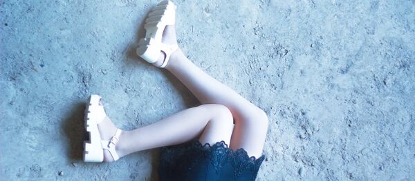 Mulher deitada no chão (imagem referencial) - Sputnik Brasil