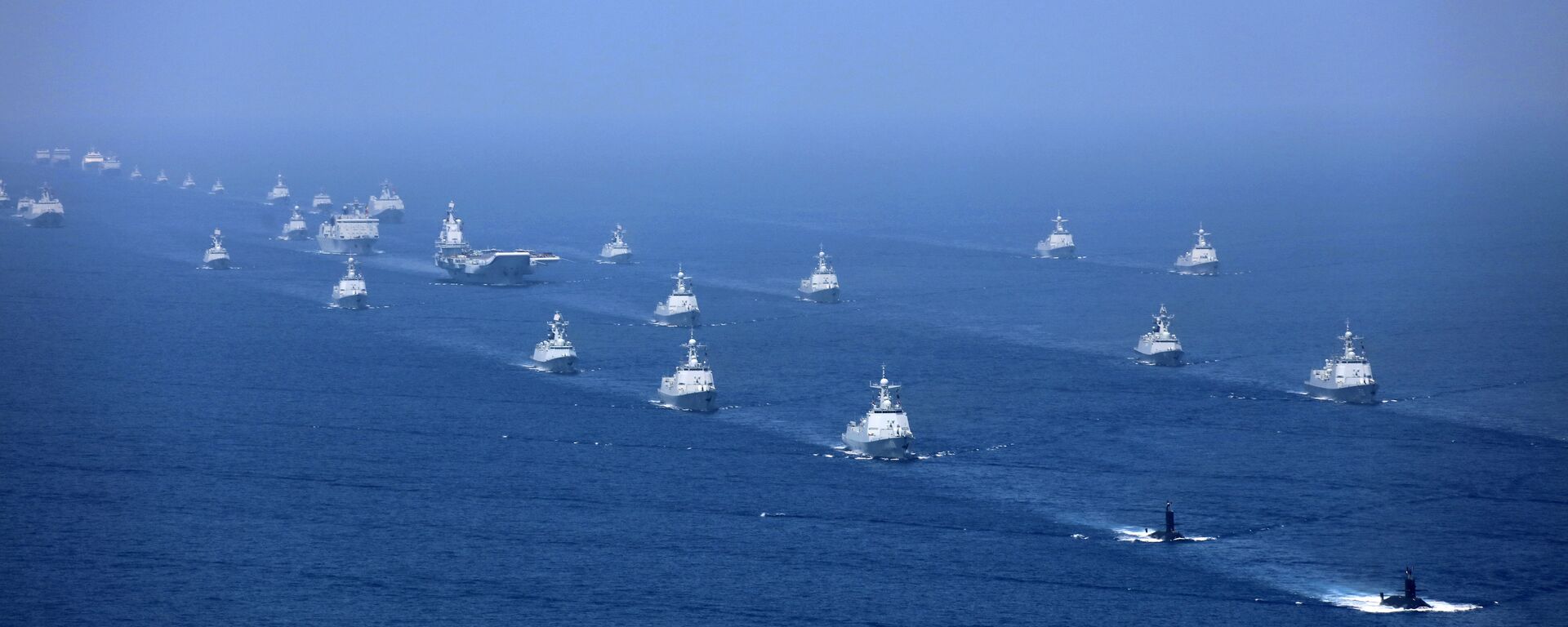 Porta-aviões chinês Liaoning realizando exercícios no mar do Sul da China acompanhado por fragatas e submarinos (foto de arquivo) - Sputnik Brasil, 1920, 22.09.2024