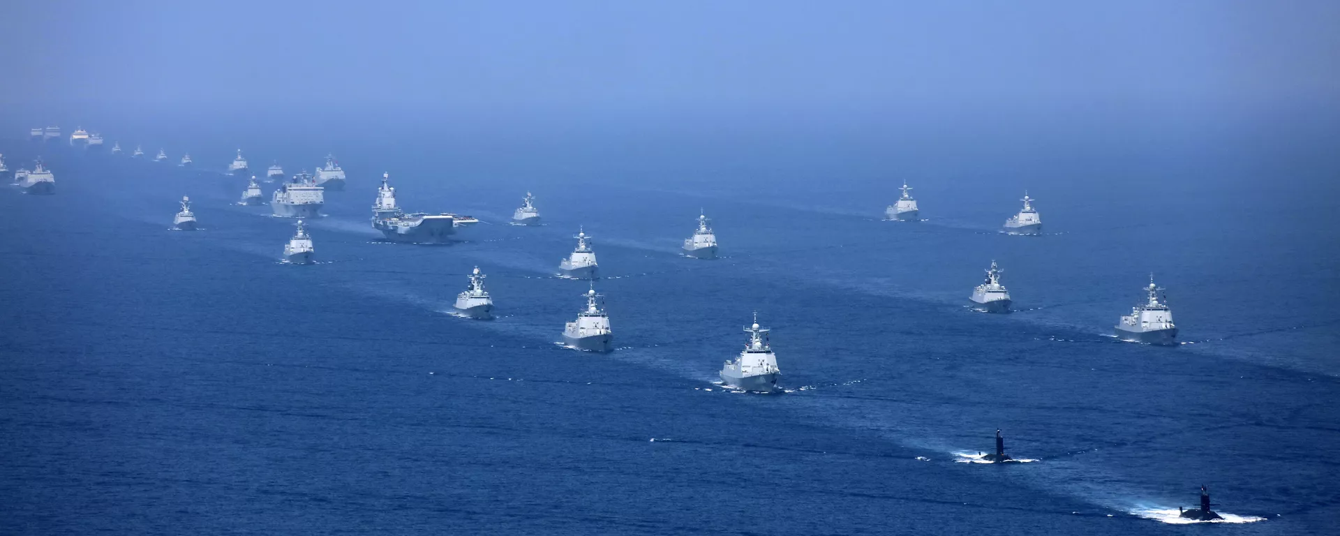 Porta-aviões chinês Liaoning realizando exercícios no mar do Sul da China acompanhado por fragatas e submarinos (foto de arquivo) - Sputnik Brasil, 1920, 22.09.2024