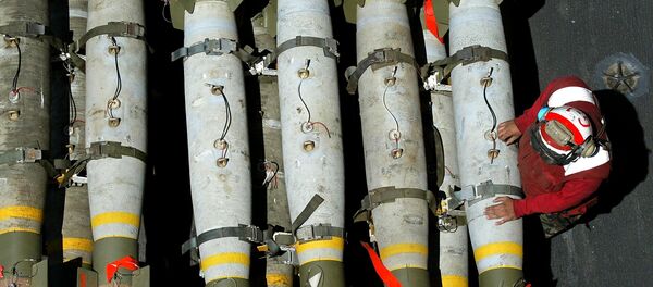 Manipulador de munição da Marinha dos EUA fica perto de bombas guiadas MK-82 no convés de voo do USS Kitty Hawk, nas águas do norte do Golfo, em 28 de março de 2003 - Sputnik Brasil