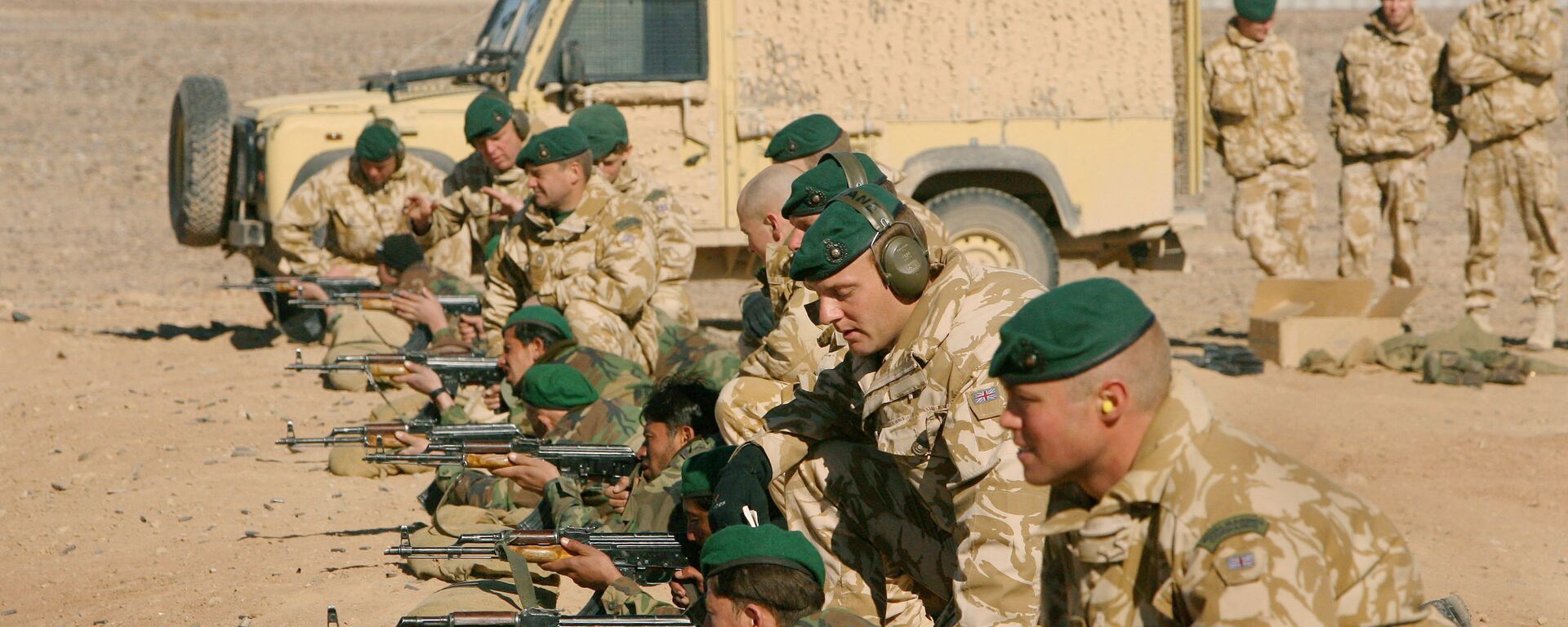 Oficiais das Forças Armadas Britânicas conduzem treinamentos com as Forças Armadas afegãs próximo ao Campo Bastion, base aérea do Reino Unido no sul do Afeganistão, em 16 de janeiro de 2007 - Sputnik Brasil, 1920, 13.05.2025