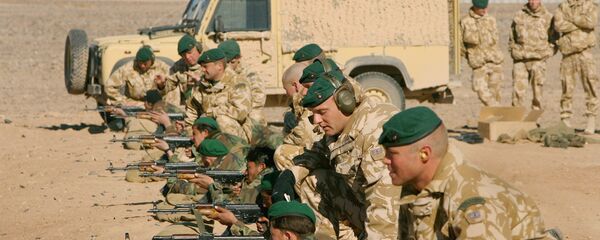 Oficiais das Forças Armadas Britânicas Treinando missões Operacionais (OMLT em inglês) juntamente das Forças Armadas Afegãs ou ANA, soldados com armas de fogo, próximo ao compo Bastion, ao sul do Afeganistão, terça-feira, 16 de janeiro de 2007 - Sputnik Brasil
