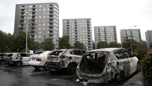 Carros queimados na Praça de Frolunda, em Gotemburgo, Suécia, 14 de agosto de 2018 - Sputnik Brasil