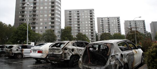 Carros queimados na Praça de Frolunda, em Gotemburgo, Suécia, 14 de agosto de 2018 - Sputnik Brasil