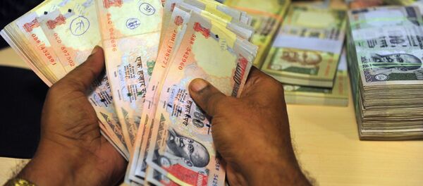 Funcionário de um banco analisa notas em Bombaim, Índia (arquivo) - Sputnik Brasil