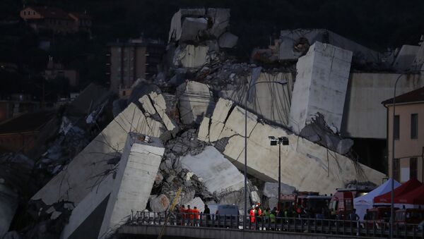 Escombros da ponte Morandi, que desabou nesta terça-feira, 14, na cidade italiana de Gênova - Sputnik Brasil