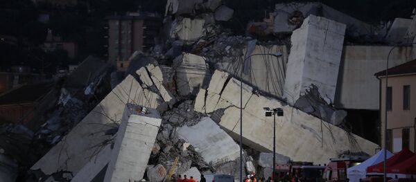 Escombros da ponte Morandi, que desabou nesta terça-feira, 14, na cidade italiana de Gênova - Sputnik Brasil