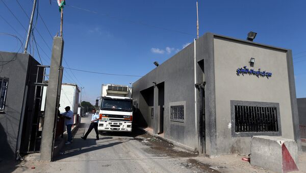 Um cmainhão carregado de comida chega à passagem de Kerem Shalom, em Rafah,sudeste da Faixa de Gaza. Foto de 10 de julho de 2018. - Sputnik Brasil
