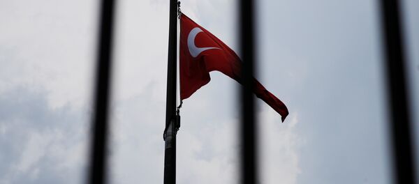 Bandeira da Turquia hasteada na embaixada turca em Washington - Sputnik Brasil