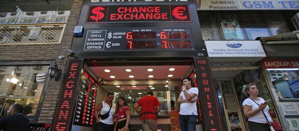 Pessoas esperam perto da casa de câmbio, Istambul, Turquia, 14 de agosto de 2018 - Sputnik Brasil